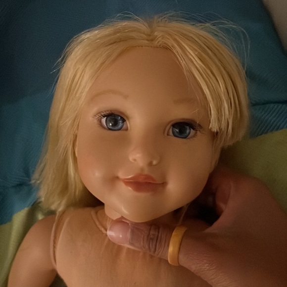 Lotus beautiful blonde doll - Picture 2 of 2